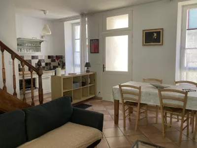Maison de pêcheur au-dessus du port
