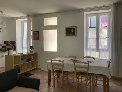 Maison de pêcheur au-dessus du port